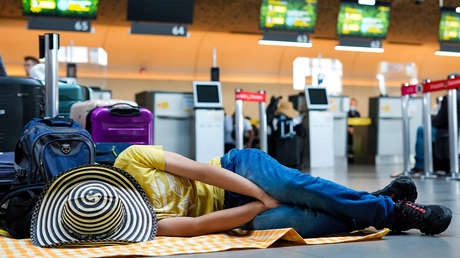 Una aerolínea cesa repentinamente sus operaciones y desata caos en aeropuertos de Colombia