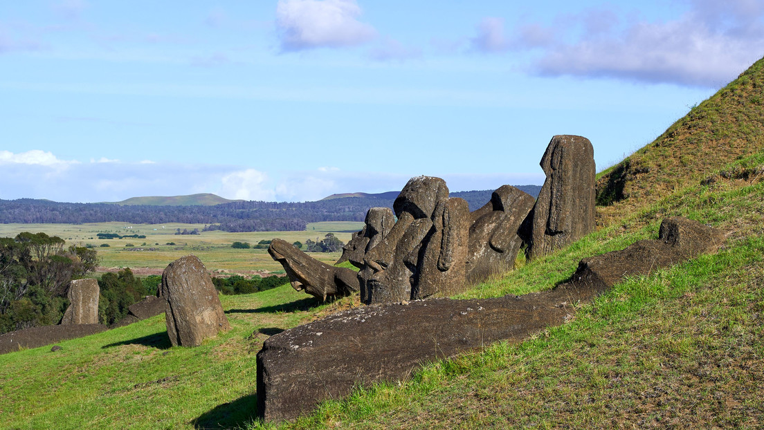 Hallan un nuevo moái en un lago seco de la isla de Pascua