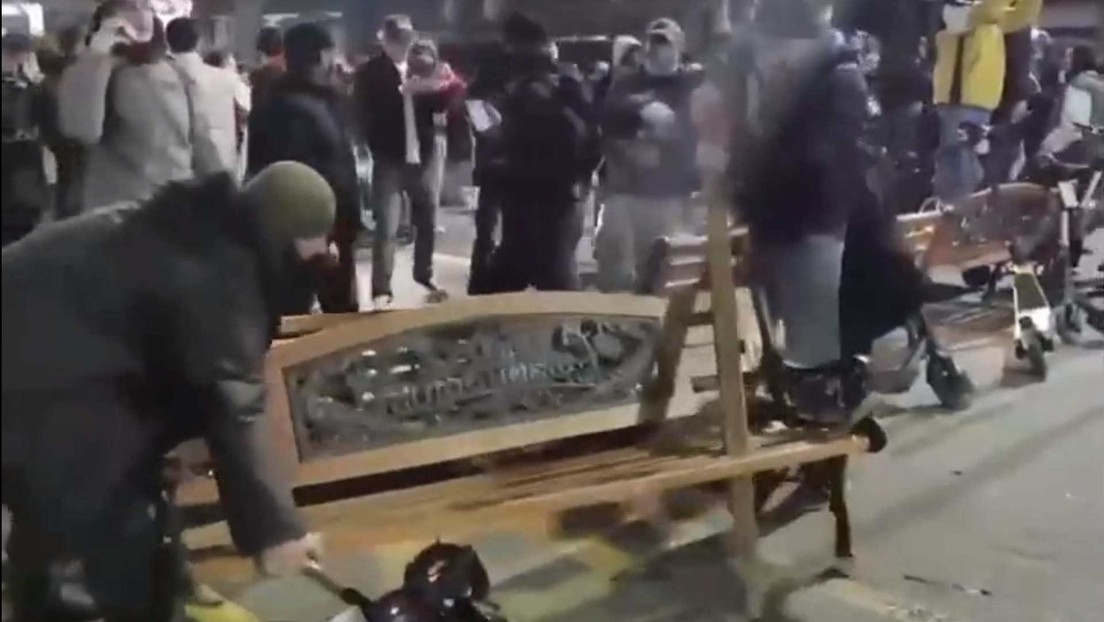 VIDEO: Manifestantes en Georgia arman barricadas con bancos