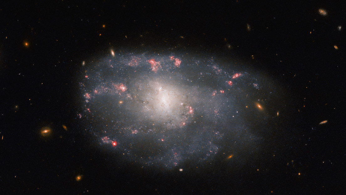 El telescopio Hubble capta una galaxia espiral con forma irregular