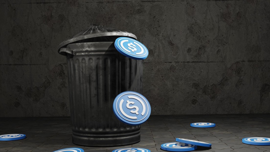 Criptoinversor en pánico intercambia dos millones de dólares de la 'stablecoin' USDC por 0,05 dólares de USDT