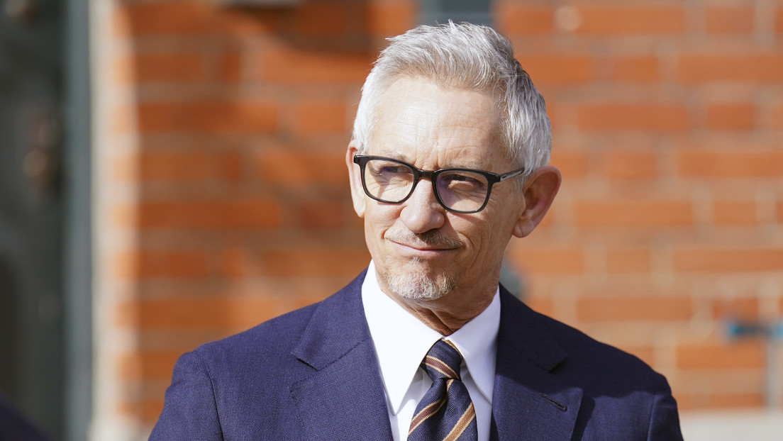 Cómo la BBC se encontró en el ojo del huracán tras suspender a uno de sus presentadores más famosos por sus tuits