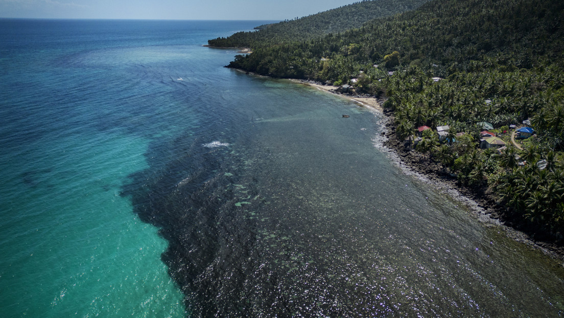 Un paraíso turístico de Filipinas evita la contaminación de petróleo con cabello humano y ropa vieja
