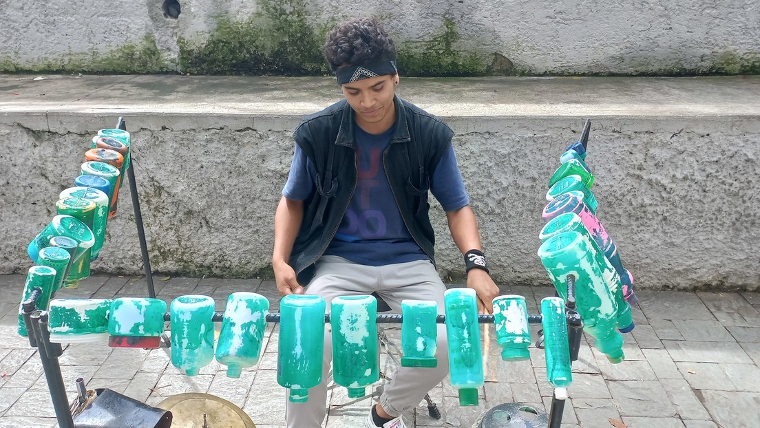 "Quería inventar algo nuevo": El venezolano que creó su propia batería con materiales de desecho