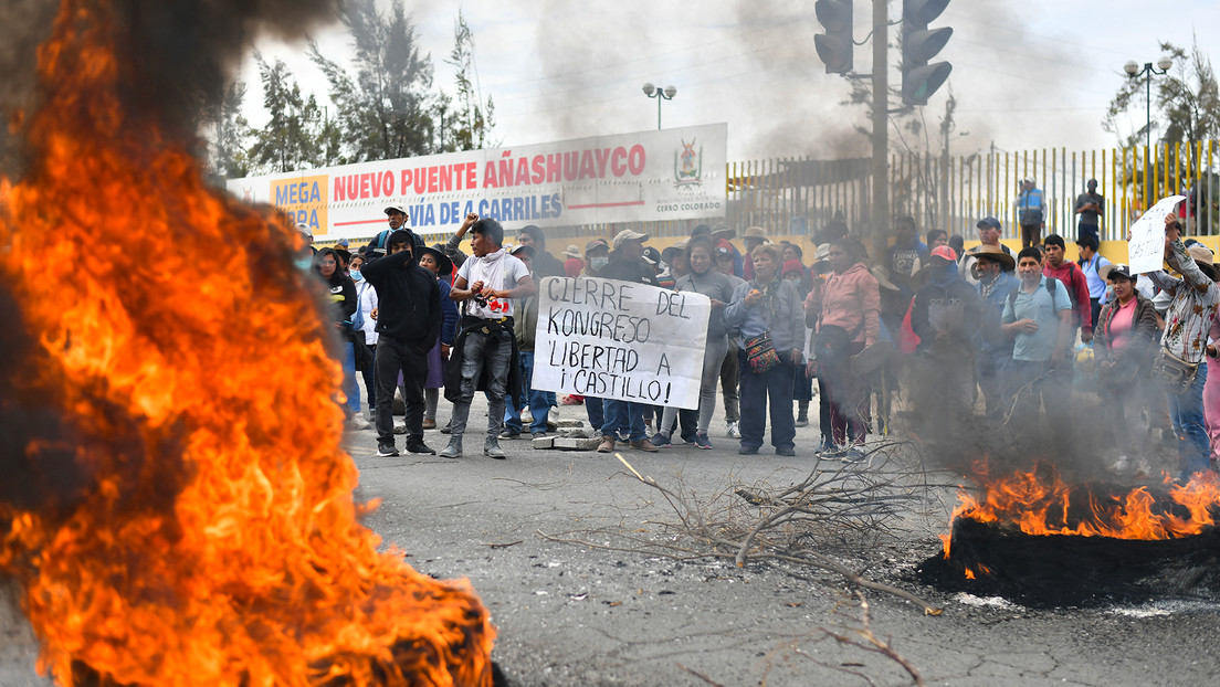 Ira popular, sin elecciones a la vista y con partidos débiles: la "olla en ebullición" de Perú