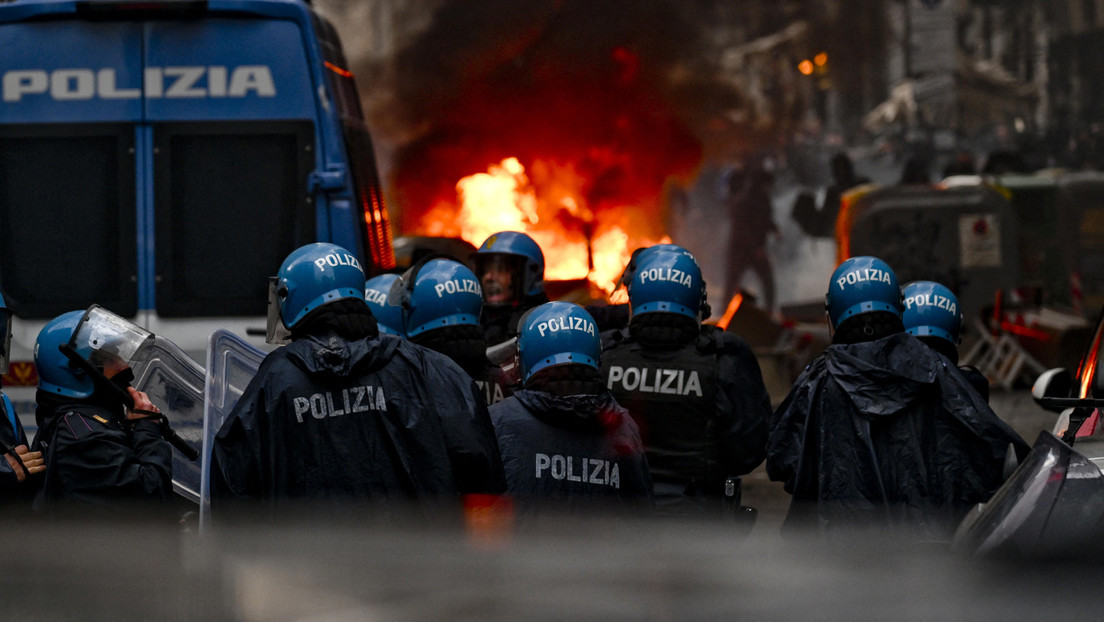 Ultras napolitanos y del Eintracht protagonizan una batalla campal en Nápoles (VIDEOS)
