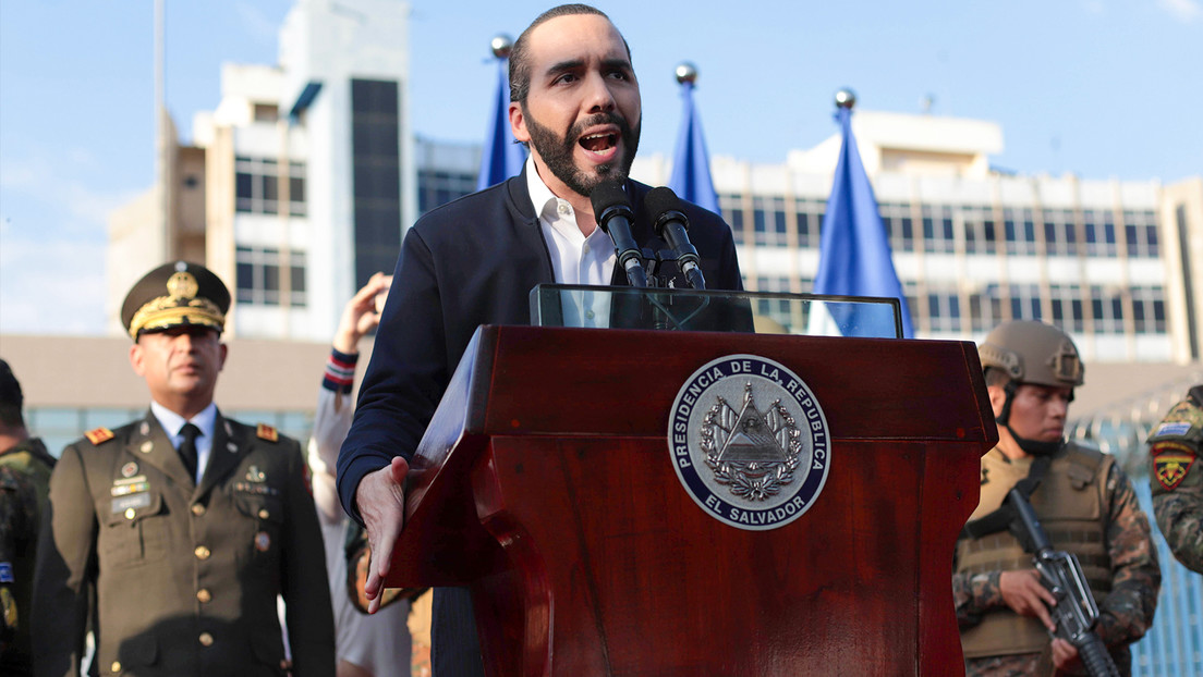 La irónica respuesta de Bukele a un medio por no poner "traje de etiqueta" a presos en El Salvador