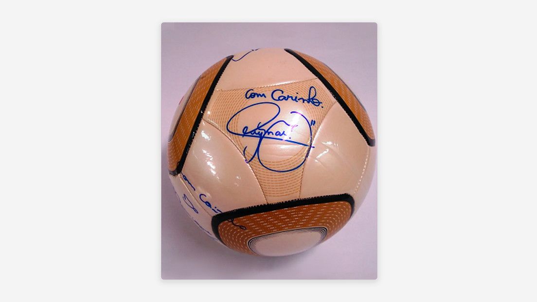 Detienen a un hombre que robó un balón firmado por Neymar durante el asalto al Congreso en Brasilia