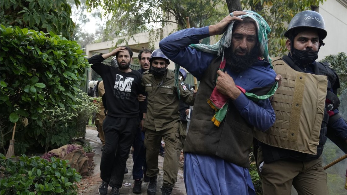 Policías irrumpen en la casa del ex primer ministro de Pakistán y detienen a más de 60 personas (VIDEOS)