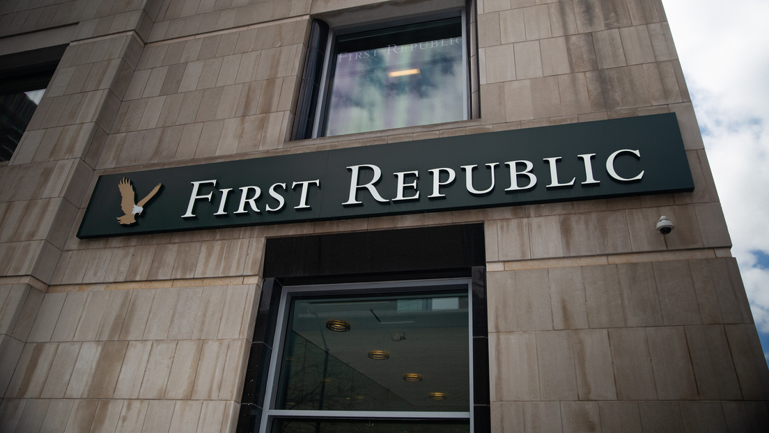 Las acciones del First Republic Bank caen 50 % pese a los esfuerzos de EE.UU. por rescatarlo