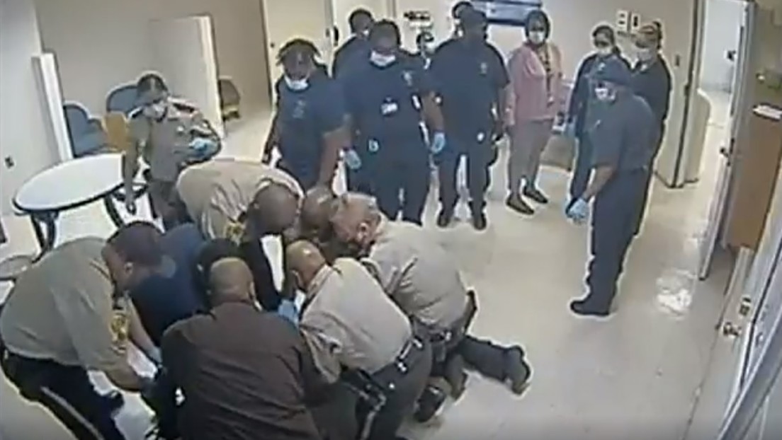 Siete policías son acusados de asfixiar hasta la muerte a un afroamericano en EE.UU. (VIDEO)