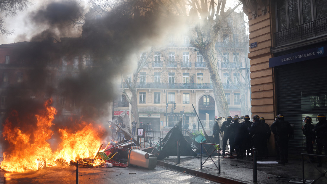 Cócteles molotov y golpes con porras: manifestantes protagonizan fuertes choques con la Policía en protestas en Francia