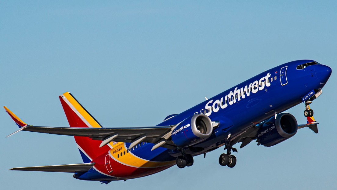 Un piloto se desmaya en pleno vuelo y un pasajero ayuda a aterrizar la aeronave