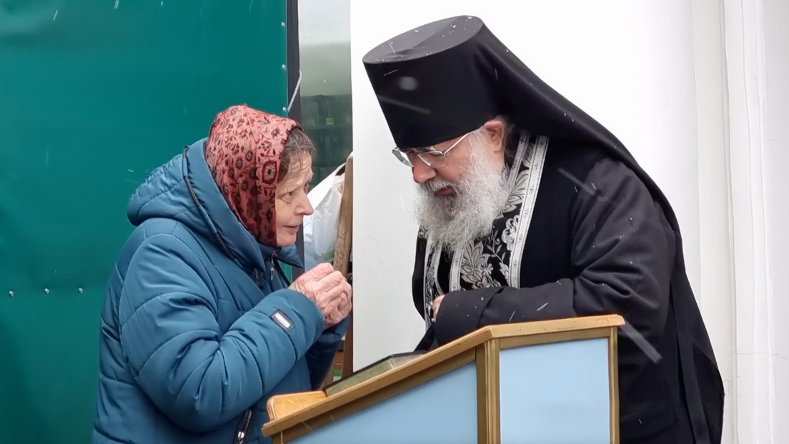 Cientos de ortodoxos rezan en la que podría ser su última misa en el Monasterio de las Cuevas de Kiev