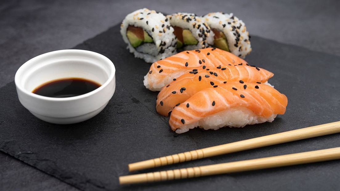 Imputan a un japonés que se grabó lamiendo una botella de salsa de soja por la tendencia 'terrorismo del sushi'
