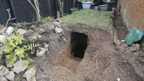 FOTOS: Descubren un búnker de la Segunda Guerra Mundial lleno de antigüedades y oculto en un jardín británico