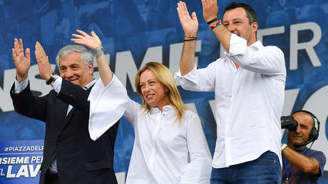 Meloni canta en una fiesta una canción sobre una joven ahogada mientras buscan a víctimas del naufragio