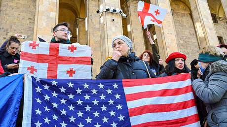 Los revolucionarios ¿con las banderas de Estados Unidos?