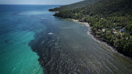 Un paraíso turístico de Filipinas evita la contaminación de petróleo con cabello humano y ropa vieja