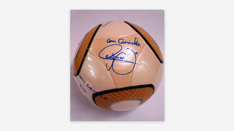 Detienen a un hombre que robó un balón firmado por Neymar durante el asalto al Congreso en Brasilia