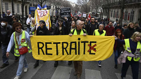 Manifestantes contra la reforma de pensiones lanzan papel higiénico a una prefectura en Francia (VIDEOS)