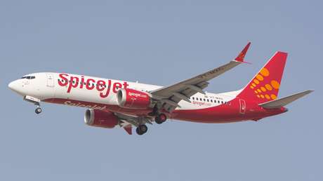 Dos pilotos ponen una taza de café en el panel de control y son suspendidos