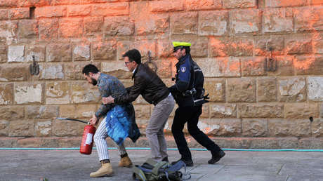 Alcalde de Florencia detiene a activistas climáticos que vandalizaban un edificio histórico