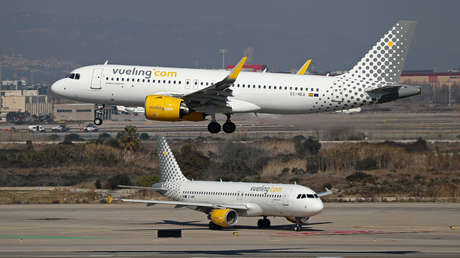 Multan a Vueling con 30.000 euros por exigir a sus azafatas llevar tacones y maquillaje