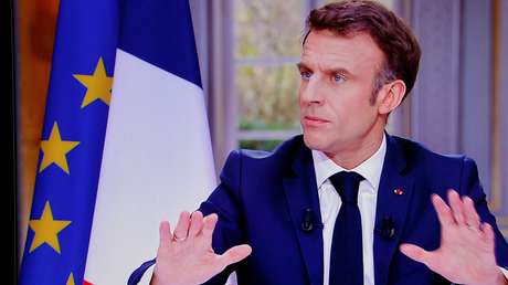 VIDEO: Macron se quita y esconde el lujoso reloj que portaba durante una entrevista televisada