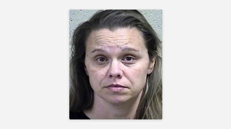 Acusan a una maestra secundaria de acechar y enviar fotos sexuales a al menos 10 estudiantes en EE.UU.