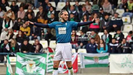 VIDEO: Un futbolista se desploma en la cancha por un paro cardíaco, es reanimado e intenta levantarse y jugar