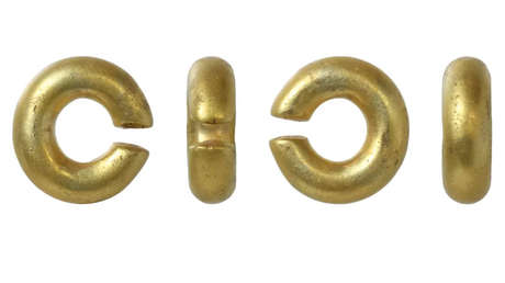 Descubren en Inglaterra un anillo con forma inusual de hace 3.000 años