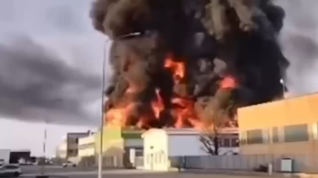 Un gran incendio se desata en una planta química de Italia (VIDEOS, FOTOS)