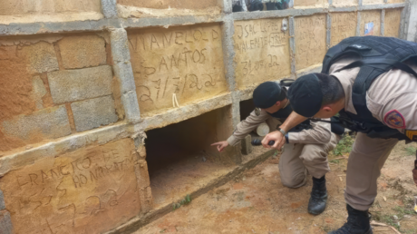 La Policía de Brasil rescata a una mujer que habían enterrado viva en un cementerio
