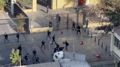 Estudiantes secundarios marchan en Chile contra una ley de "gatillo fácil" que tramita el Congreso