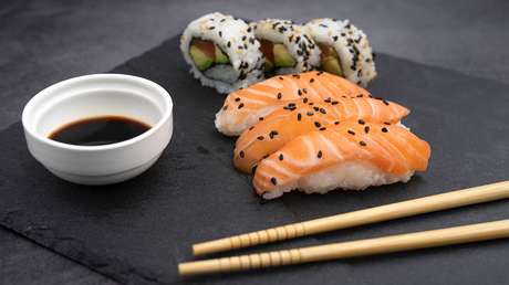 Imputan a un japonés que se grabó lamiendo una botella de salsa de soja por la tendencia 'terrorismo del sushi'