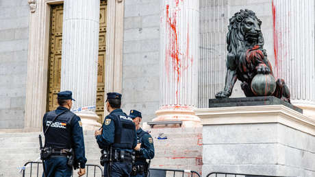 VIDEO: Activistas contra el cambio climático arrojan pintura a la fachada del Congreso en España
