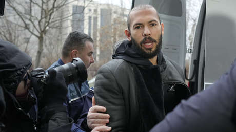 Sale de la cárcel el polémico bloguero Andrew Tate y es puesto bajo arresto domiciliario