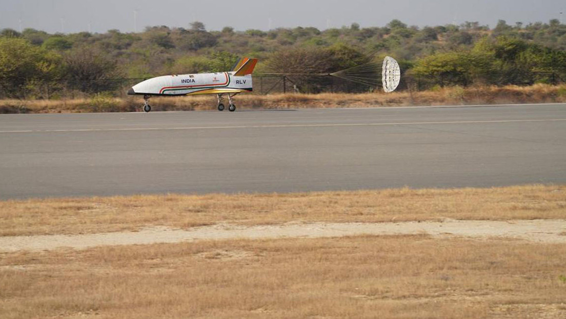 La India prueba con éxito el aterrizaje autónomo de su vehículo de lanzamiento reutilizable (VIDEO)