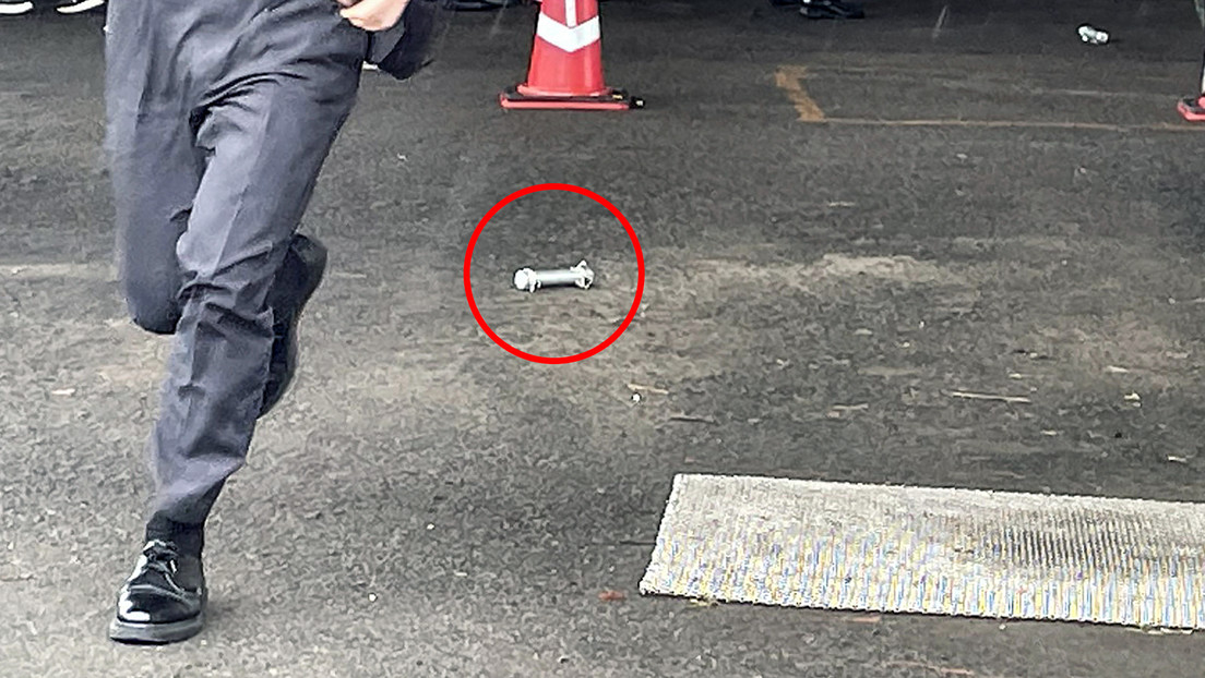 El momento en que un guardaespaldas ve la bomba de humo, la patea y aparta al primer ministro de Japón (VIDEO)