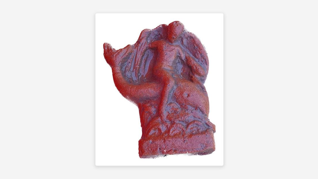 Arqueólogos descubren en Italia una significativa estatuilla de Eros montado en un delfín