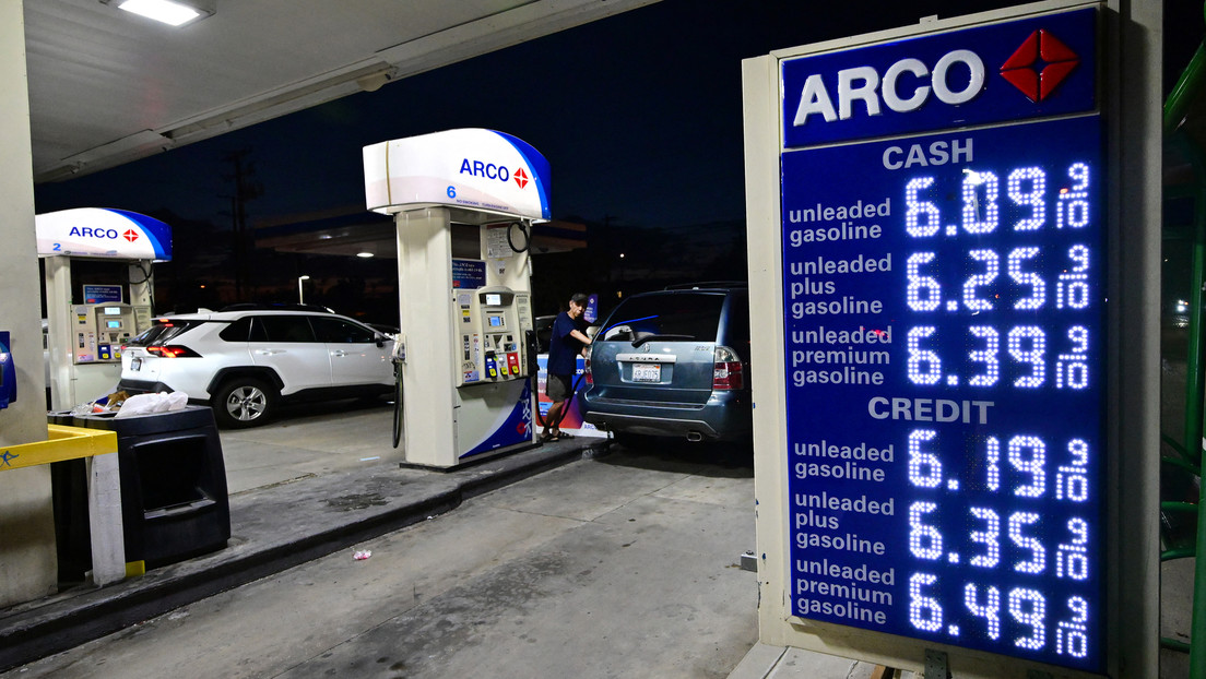 VIDEO: Multitud saquea una tienda en una gasolinera de EE.UU.