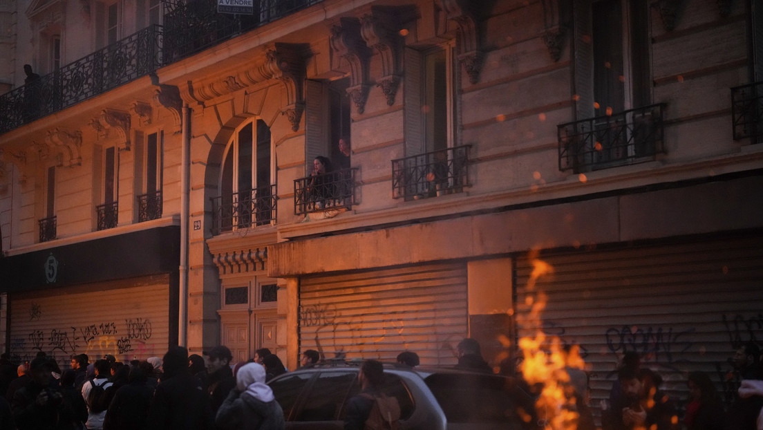 Violentas protestas en Francia en medio del discurso de Macron justificando la reforma de pensiones (VIDEOS)