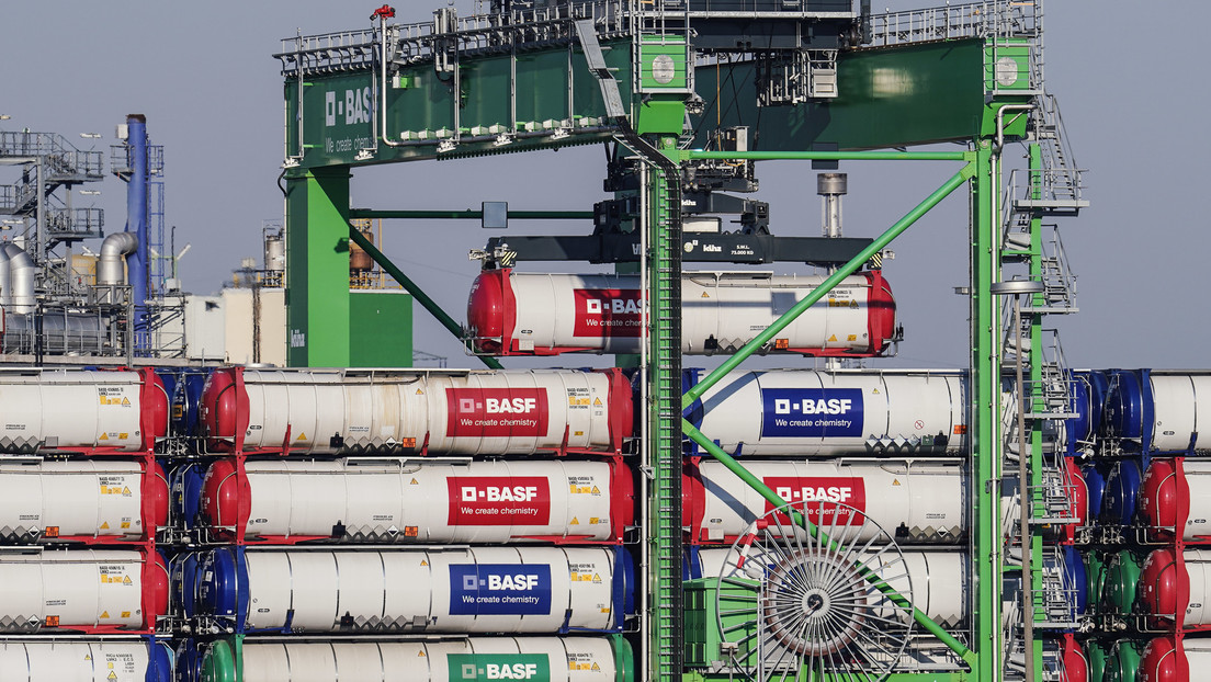 Reportan que Alemania podría limitar la exportación a China de químicos para fabricar chips