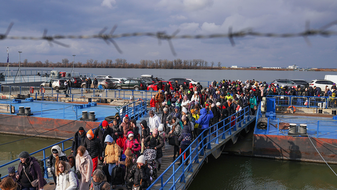 Bloomberg: Vecinos de Ucrania recortan la ayuda económica a los refugiados