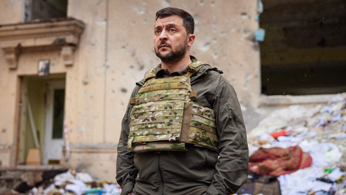 Zelenski afirma que lleva un arma y practica su puntería (VIDEO)