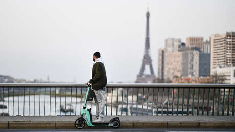 Parisinos votan a favor de prohibir el alquiler de patinetes eléctricos en la capital francesa
