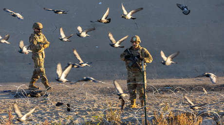 VIDEO: Un efectivo de la Guardia Nacional de Texas corre hacia un niño migrante a la deriva