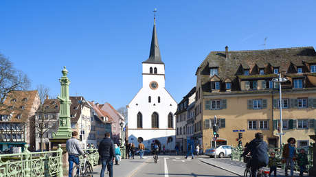 "No es una iglesia, es un cabaret": amenazan de muerte a un sacerdote por celebrar un espectáculo de 'pole dance' en su parroquia