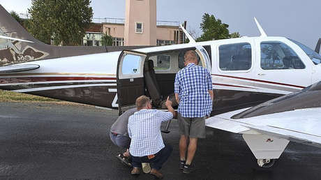 Un piloto descubre una peligrosa cobra debajo de su asiento en pleno vuelo